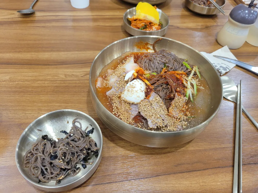 7곡 제면소 밀가루 0프로 비빔냉면 근접 촬영