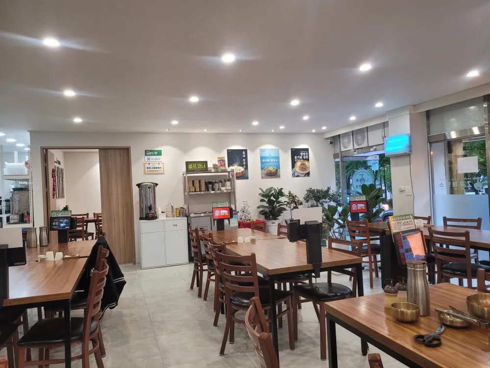 맛있게 비벼진 7곡 제면소 비빔냉면